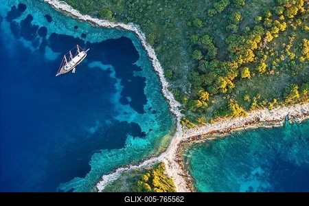 Bay with sailing boat, Pakleni or Paklinski Islands off the island of Hvar, Dalmatia, Croatia-stock-foto