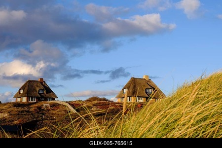 Typical Frisian houses with thatched roofs in the dunes of Hörnum, Sylt, Nordfriesland, Schleswig-Holstein, Germany-stock-foto
