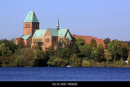 Domsee lake and Ratzeburger Dom cathedral on the Dominsel island, monumental cathedral in romanic style, Kreis Herzogtum Lauenburg district, Schleswig-Holstein, Germany, Europe-stock-foto