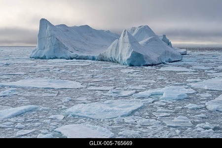 Iceberg floating in pack ice, edge of pack-ice, Arctic Ocean, Spitsbergen Island, Svalbard Archipelago, Svalbard and Jan Mayen, Norway-stock-foto