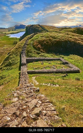 Hadrian's Wall with foundation walls of former watchtower, Haltwhistle, Northumberland, England, United Kingdom-stock-foto