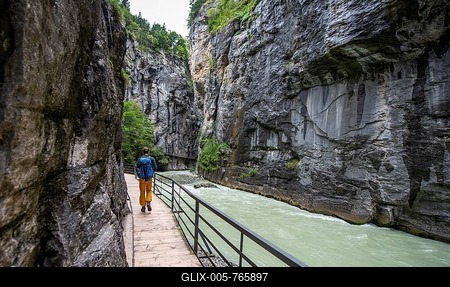 Young man hiking in the Aare gorge in the Haslital, Bernese Oberland, Meiringen, Canton Bern, Switzerland-stock-foto