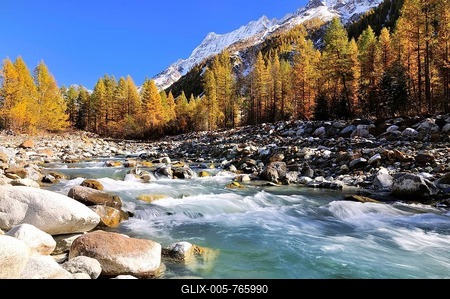 Lonza stream in Lötschental valley, surrounded by autumnal larch trees, snow-covered Mt Breithorn at the back, Canton of Valais, Switzerland-stock-foto