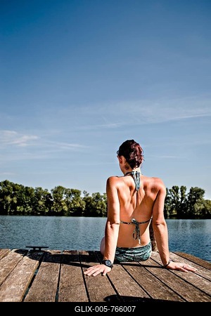 Young woman at lakeside-stock-foto