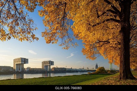 View from Poller Wiesen across the Rhine to Kranhäuser (crane houses), Severinsbrücke and Cologne Cathedral, UNESCO Welterbe, Cologne, North Rhine-Westphalia, Germany-stock-foto
