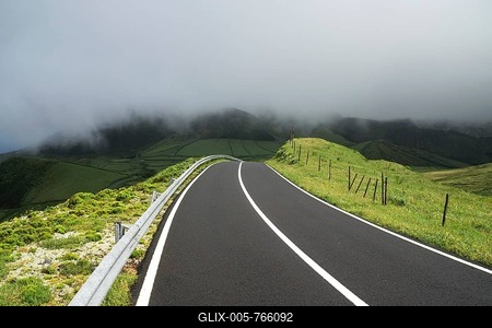 Country road with low clouds, near Lajedo, island of Flores, Azores, Portugal-stock-foto