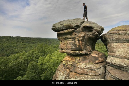 Hiker looking into the distance, sandstone rocks in the Garden of the Gods, Shawnee National Forest, Illinois, USA-stock-foto