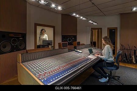 Mixer, assistant at the computer in the recording room during recording in the music studio, Lower Saxony, Germany-stock-foto