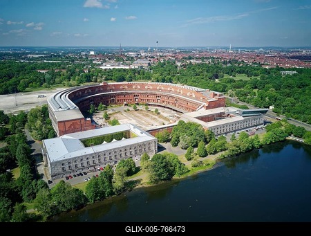 Former Nazi party rally grounds at the large Dutzendteich, Serenadenhof on the left, documentation centre on the right, unfinished Congress Hall of the NSDAP 1933-1945, Nuremberg, Middle Franconia, Franken, Bayern, Germany-stock-foto