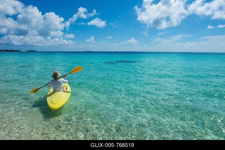 Female tourist kayaking in the turquoise waters of Tikehau, Tuamotu Archipelago, French Polynesia-stock-foto