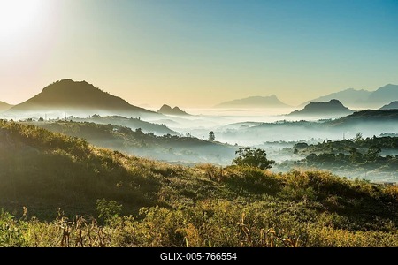 Fog over the mountains at sunrise, surrounding Blantyre, Malawi-stock-foto