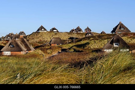 Typical Frisian houses with thatched roofs in the dunes of Hörnum, Sylt, Nordfriesland, Schleswig-Holstein, Germany-stock-foto