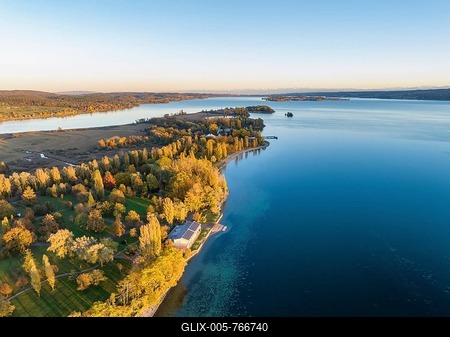 Aerial view of the Mettnau peninsula in western Lake Constance with autumn vegetation, the island of Reichenau on the horizon, Radolfzell, Constance district, Baden-Württemberg, Germany-stock-foto