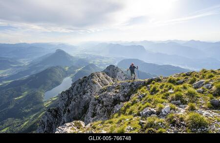 Mountaineers at the summit of the Scheffauer, view of Hintersteiner See and Inntal, Kaisergebirge, Wilder Kaiser, Kitzbühler Alpen, Tyrol, Austria-stock-foto