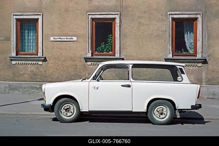 Parking Trabi in Karl-Marx-Straße, May 1990, Meiningen, Thuringia, GDR-stock-foto