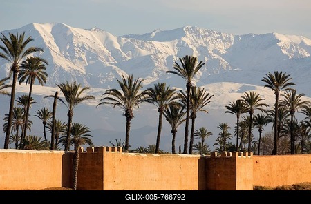 The ramparts of Marrakesh in front of the snow-capped High Atlas mountains, Morocco-stock-foto