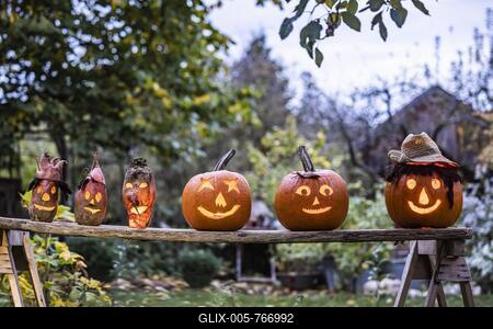 Carved pumpkins and turnip ghosts, illuminated pumpkin faces on Halloween, Germany-stock-foto