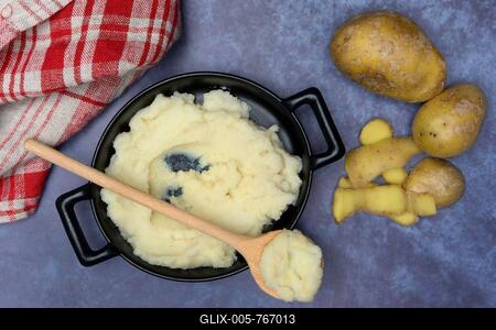 Mashed potatoes, mashed potatoes in bowl with cooking spoon-stock-foto