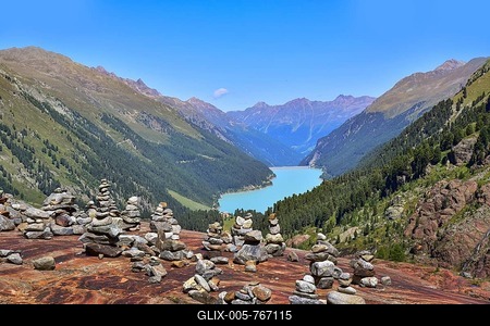 Hiking area below the Gepatsch Glacier in the Kaunertal with red rocks and the Kaunertal reservoir in the background, Ötztal Alps, Tyrol, Austria-stock-foto
