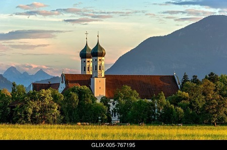 Basilica of St Benedict, Benedictine monastery Benediktbeuern, rear right Herzogstand of the Alps, in the back Arnspitze Group in Wetterstein range of  the Alps, Benediktbeuern, Upper Bavaria, Bavaria, Germany-stock-foto