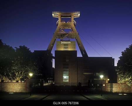 Zollverein Coal Mine Industrial Complex at night, Essen, North Rhine-Westphalia, Germany, Europe-stock-foto