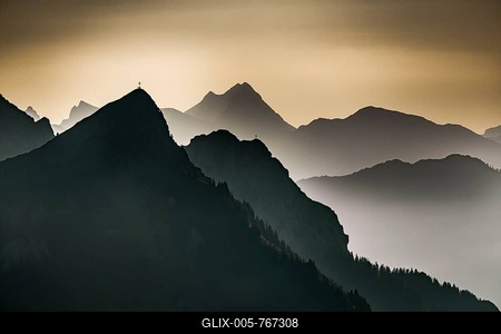 Morning light with mountain ranges as staggering and mountaineering on peaks, Tannheimer Tal, Tyrol, Austria-stock-foto