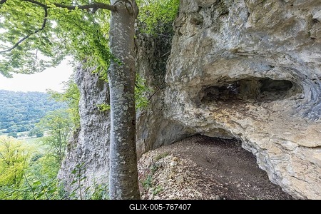 UNESCO World Heritage Caves and Ice Age Art of the Swabian Jura. Geißenklösterle Ice Age cave in the Achtal valley, site of important archaeological excavations from the Aurignacian period, excavation site is protected by a fence against predatory diggers, Swabian Alb. Blaubeuren, Baden-Württemberg, Germany-stock-foto