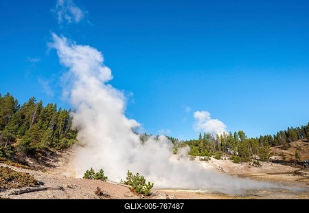 Steaming hot spring, Black Dragon's Caldron, Yellowstone National Park, Wyoming, USA-stock-foto