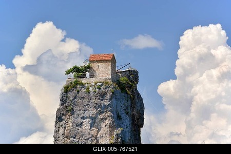 Hermitage of a monastery on the Katskhi Rock or Katskhi Column, near Chiatura, Chiatura, Imereti region, Georgia-stock-foto