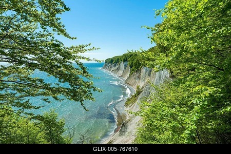 View from the high shore to the Baltic Sea, the chalk cliffs and the Common beeches forest (Fagus sylvatica), Jasmund National Park, Rügen, Mecklenburg-Vorpommern, Germany-stock-foto