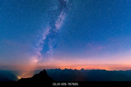 Starry sky with Milky Way and Lechtal Alps in the background, Elmen, Lechtal Alps, Außerfern, Tyrol, Austria-stock-foto