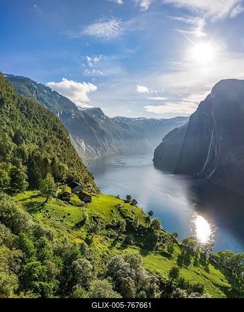 Waterfall Seven Sisters, Skageflå, historic mountain farm on steep mountainside, Geirangerfjord, near Geiranger, Møre og Romsdal, Norway-stock-foto