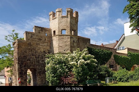 Tower and ruins of ancient city wall, Mittlerer Graben, Weilheim, Pfaffenwinkel, Upper Bavaria, Bavaria, Germany-stock-foto