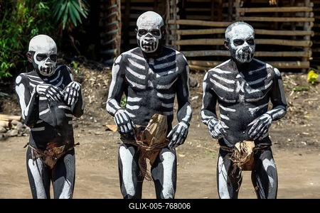 Natives with skeleton painting, Omo Bugamo tribe or skeleton people, Mount Hagen Festival in the village of Avi, Waghi Valley, near Mount Hagen, Western Highlands Province, Papua New Guinea-stock-foto