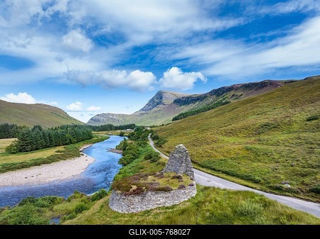Aerial view of Dun Dornaigil Broch near Alltnacaillich in the Scottish Highlands, with 927 metre high Ben Hope on the horizon, Scotland, United Kingdom-stock-foto