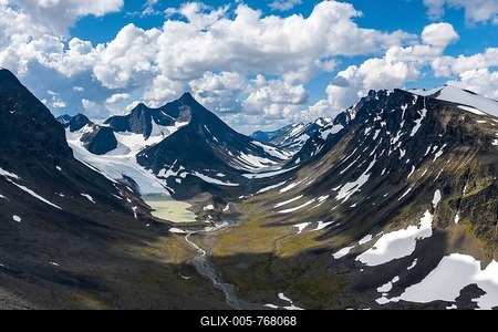 Kaskasavagge valley with Kaskapakte glacier and mountains, Kaskasatj虧ka mountain, Kuopertj虧ka and Niibbas, glacial lake with moraine, Gaskkasjohka river, Kebnekaise massif, Lapland, Sweden-stock-foto
