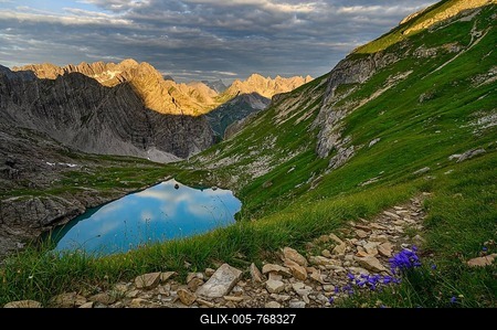Mountain trail with Lake Guffelsee and Lechtal Alps in the morning light Gramais, Lechtal Außerfern, Tyrol, Austria-stock-foto