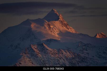 Mount Weisshorn in the last light, alpenglow, Valais, Switzerland-stock-foto