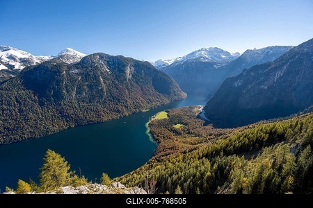 View of the Königssee from the Rinnkendlsteig mountain hiking trail, autumnal forest and snow-covered mountains, Berchtesgaden National Park, Berchtesgadener Land, Upper Bavaria, Bavaria, Germany-stock-foto
