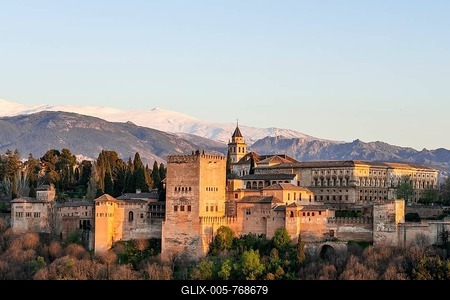 Alhambra on the Sabikah hill at sunset, Moorish citadel, Nasrid palaces, Palace of Charles the Fifth, behind Sierra Nevada with snow, Granada, Andalucia, Spain-stock-foto