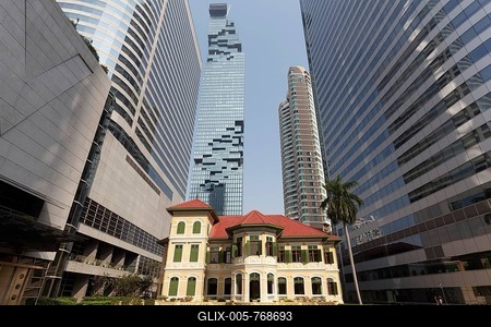Historical villa in front of the W Bangkok Hotel, view of Maha Nakhon Building, Bang Rak, Bangkok, Thailand-stock-foto