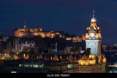 View of illuminated historic centre of Edinburgh with Balmoral Hotel tower and Edinburgh Castle, Edinburgh, Scotland, United Kingdom-stock-foto
