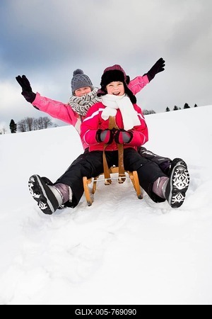 Girls sledging-stock-foto