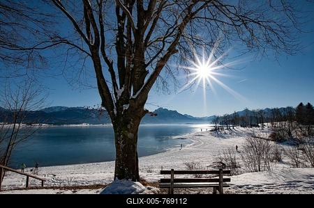 Winter idyll on Lake Forggensee in the Allgäu, in the background the Säuling (2047 m) near Füssen, Bavaria, Germany-stock-foto