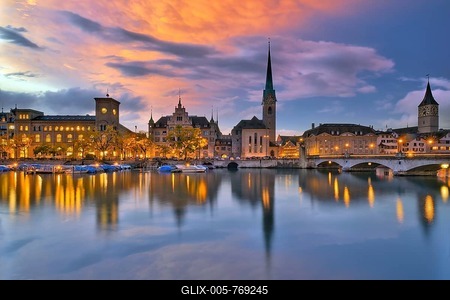 Local view of the illuminated old town of Zurich after sunset, reflection of the churches Fraumünster and St. Peter in the river Limmat-stock-foto