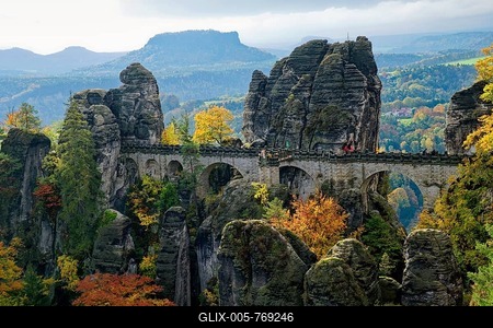 View from the Ferdinandstein to the Bastei bridge, Bastei, Lohmen, Saxon Switzerland, Elbe Sandstone Mountains, Saxony, Germany-stock-foto