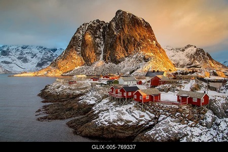 Winter Scandinavian landscape with illuminated red houses, sea, mountains, snow, Hamnřy, Nordland, Lofoten, Norway-stock-foto