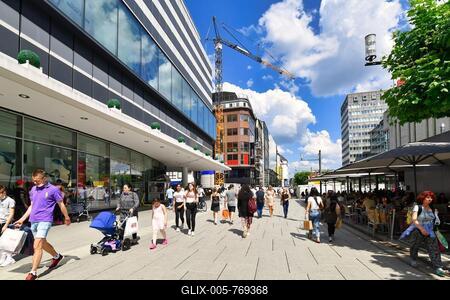 Frankfurt am Main, Germany, June 2020: Shopping street called 'Zeil' on a sunny day full of people in modern Frankfurt city center-stock-foto