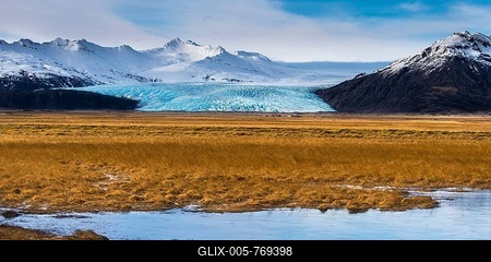 Icelandic farmstead with glacier tongue and snow-covered mountains, Höfn, Iceland-stock-foto