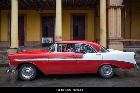 Vintage car, red and white, 1950s, Holguín, Holguin Province, Cuba-stock-foto